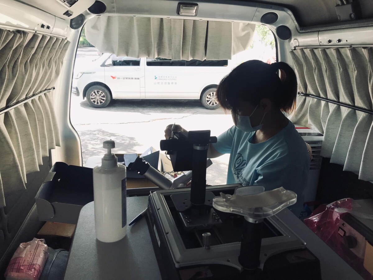 她坐上醫療車走進偏鄉最深的角落