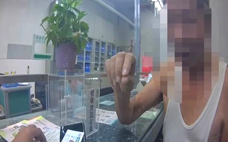 網戀變陷阱 七旬翁險遭詐騙 警銀聯手攔阻保住血汗錢 5a27176ad46bd0ea15ee238d3b5366fb