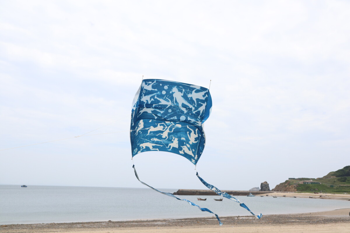 日籍藝術家木村崇人攜手東莒居民放飛「藍曬風箏」 點亮跨海情誼 Bd663674f3555658513300efa53f272b