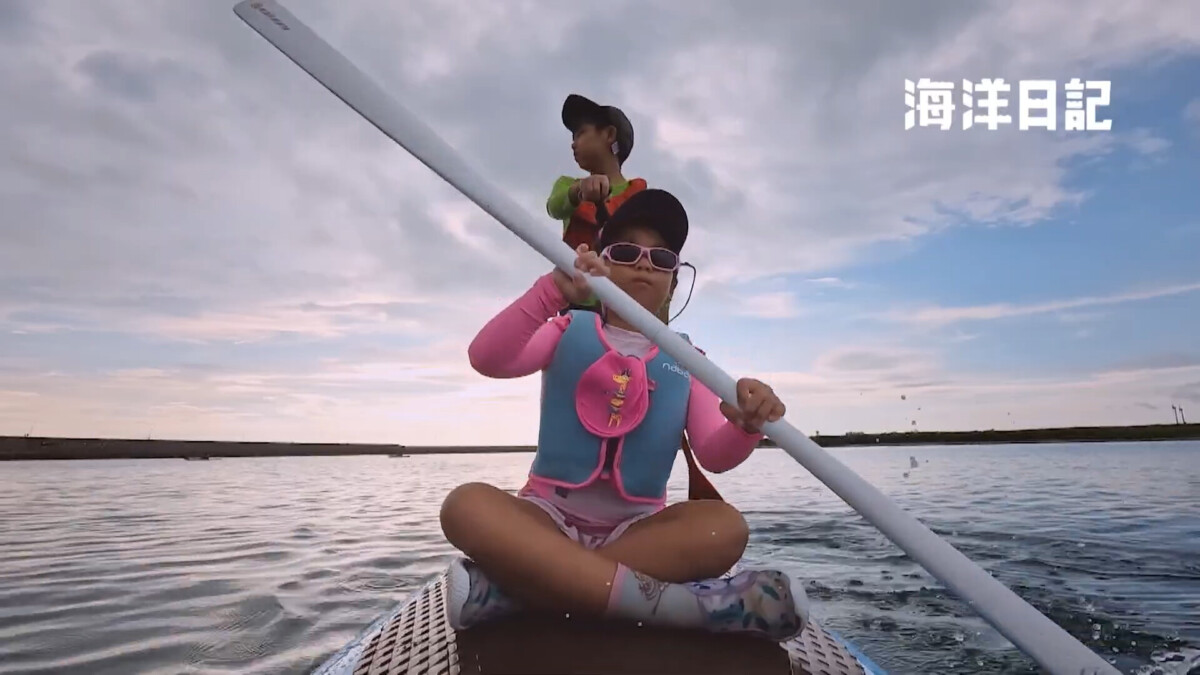 圖：《海洋日記》則捕捉孩子追逐螃蟹、玩浪花的畫面，展現海洋是最自然的成長教室。 (圖/翻攝網路)