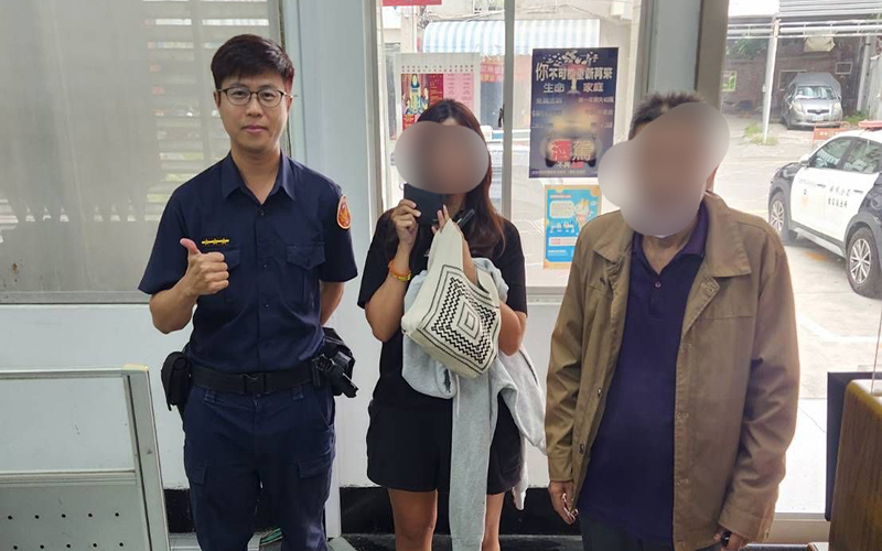 女軍官主動擁抱老翁 原因讓人鼻酸 881b8f1e409d8bcfe5e6f3a0f5afc5d9