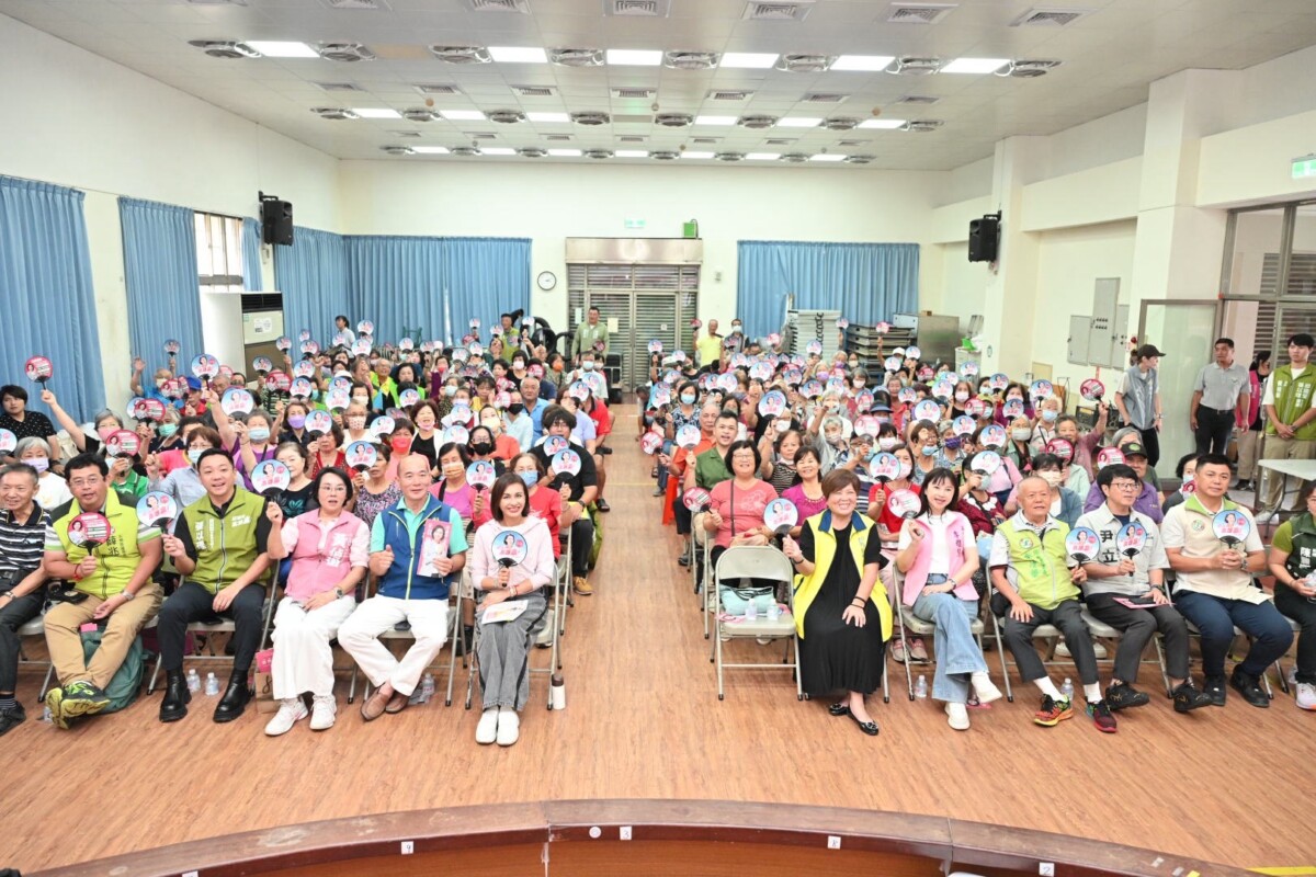 邱議瑩左營座談氣勢如虹 藍綠議員參選人全力拱站 Dc286e2f2af9791d9c443a4f8c181730