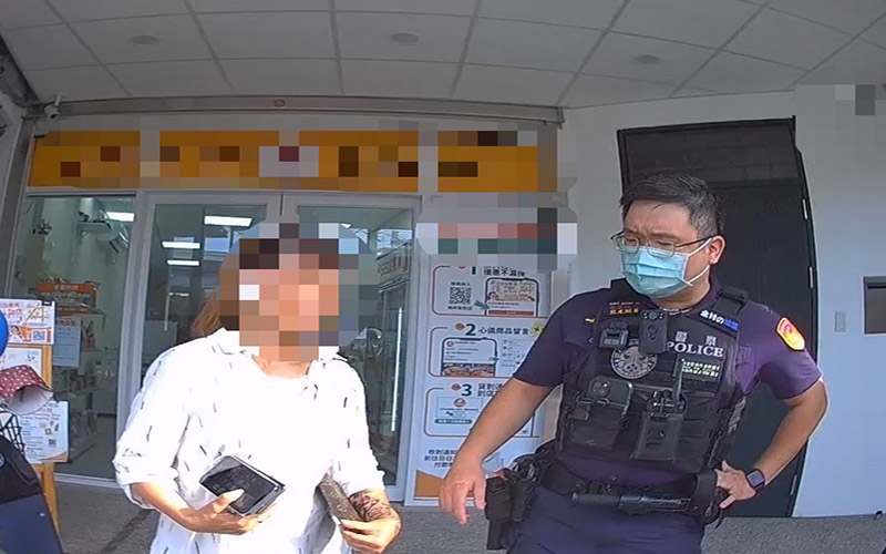 楠梓警巡邏攔查機車 女乘客謊報身分遭識破竟是毒品通緝犯 Dc6df958418c1a16525b71ce16f77978