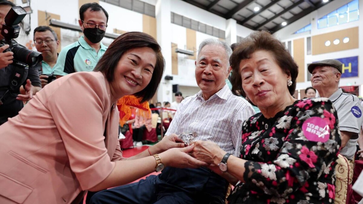 田中鎮表揚白金婚與鑽石婚夫妻 50對長者伉儷共譜幸福樂章 046669ebef92a908a5bbec5c25026f0e