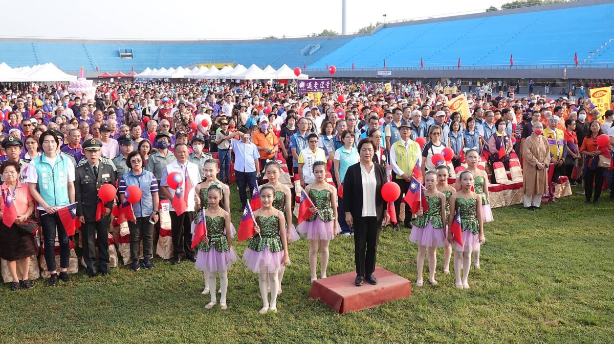 彰化歡慶雙十國慶 四千人健行同歡樂 1cca9bd8e2f93e6f1de2cedc29f66276