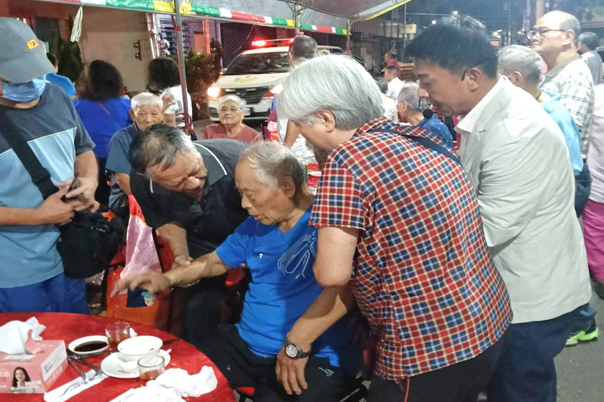 敬老餐會突發狀況 許智傑秒伸援手 暖心舉動感動全場 3068a12ba23ecf5e11c5c76d9eb237b7