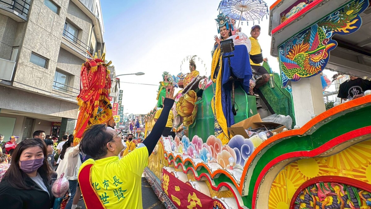 彰化南瑤宮遶境巡角真人藝閣車迎駕 撒扭蛋分享信眾掀高潮 4572e53ffc8d157f1e746ffbea193734