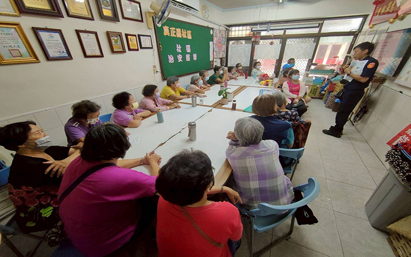 防詐交通一把罩 楠警用行動守護社區平安 A7cf70f4e095d4566cc3a99095b6fc4d