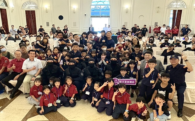 警察、消防零距離互動 大小朋友玩中學防護知識 9cf88c8e3f53b3e115caff3c71fc6d3f