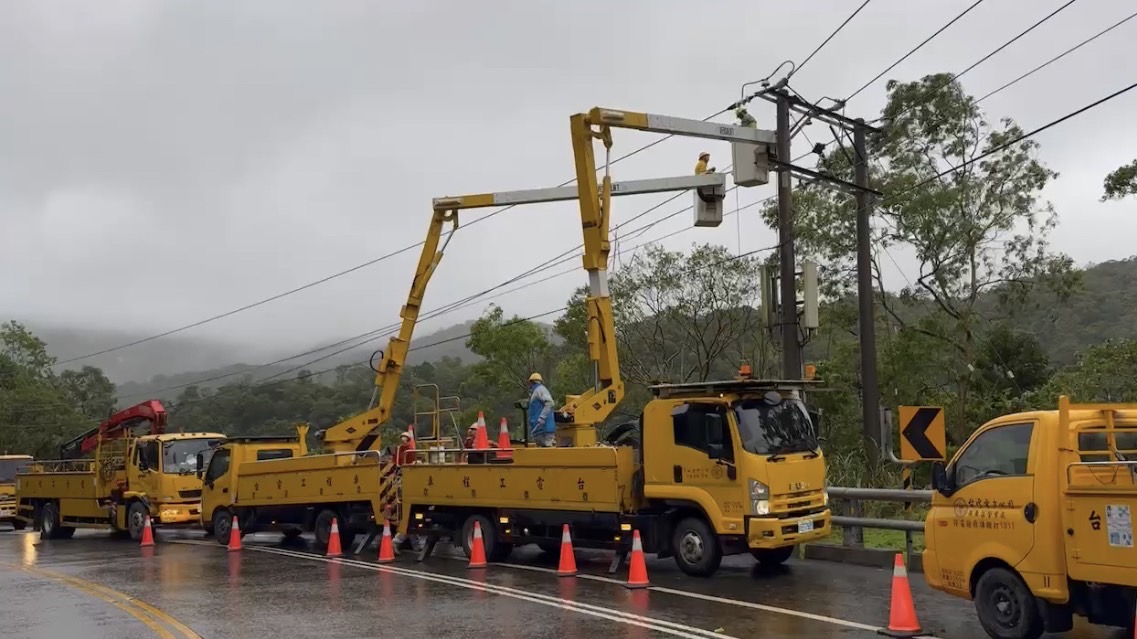 鳳凰颱風強襲南台灣 台電屏東團隊冒雨搶修守護民生供電 657987a3bee445e989f648c372cb896b
