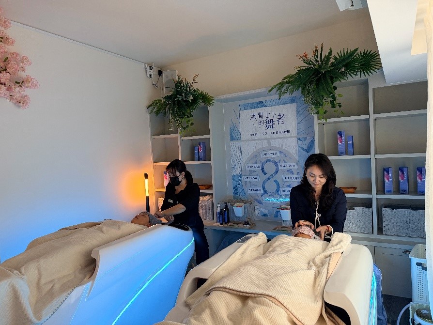 ▲太空艙頭療 SPA，透過恆溫蒸氣與專業指壓手技，作為肌髮本然頭皮調理服務的重要環節之一。(圖/肌髮本然提供)