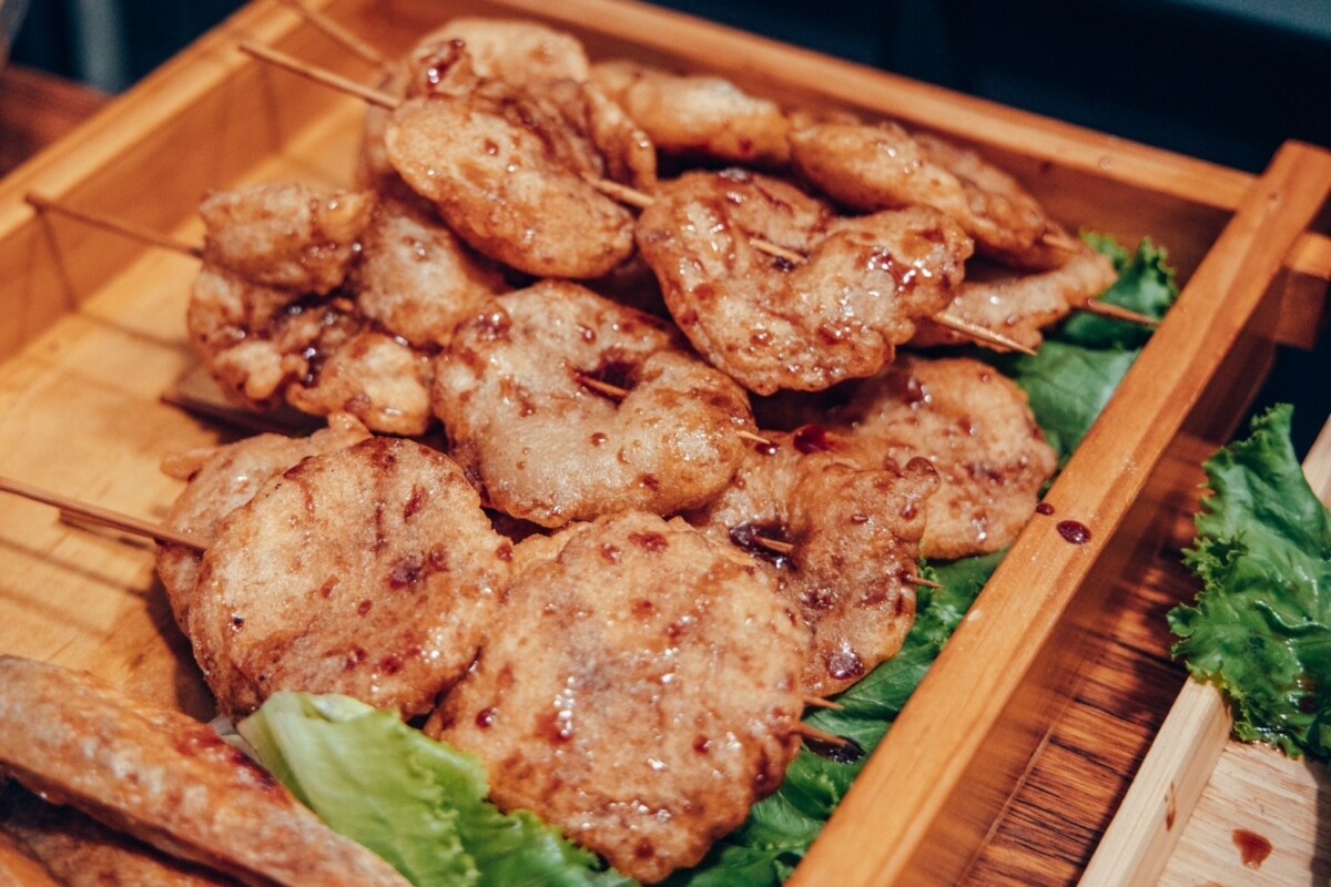 ▲村委繪外燴燒烤餐點，現場完成烤製後，以分盤或串燒的形式呈現。（圖/攝影:許舒涵）