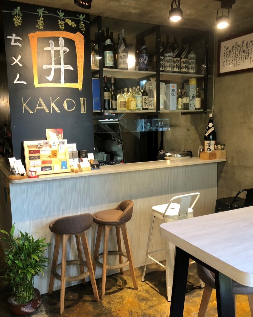▲Kakoi 囲店內空間以日式居酒屋風格為基調，結合開放式吧檯與展示陳設。(圖/囲 KAKOI 洋風居酒屋提供)