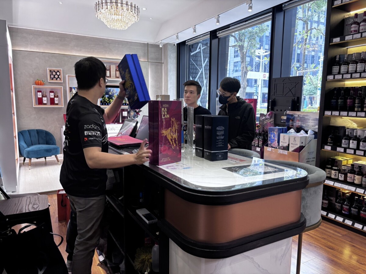 ▲門市人員向顧客說明酒款差異與風味特性，協助顧客進行選擇與搭配。（圖／攝影：呂雨潼提供）