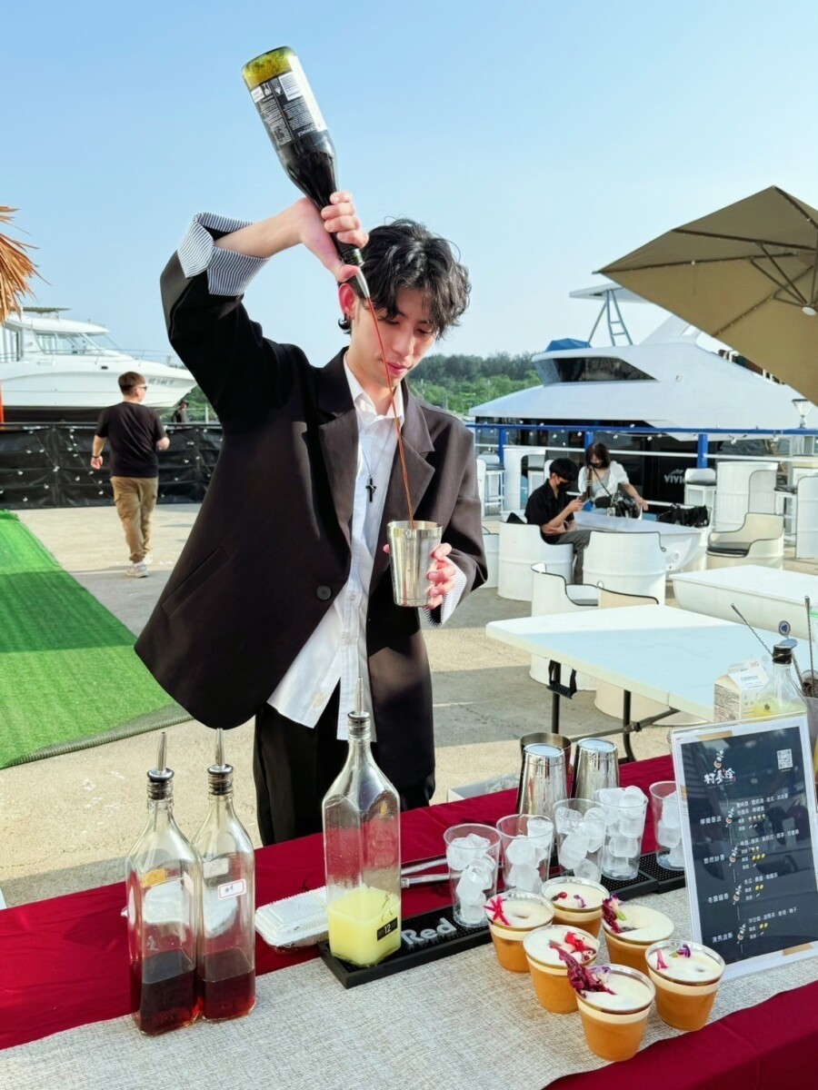 ▲村委繪在活動中提供現場調酒服務。（圖/攝影:許舒涵）