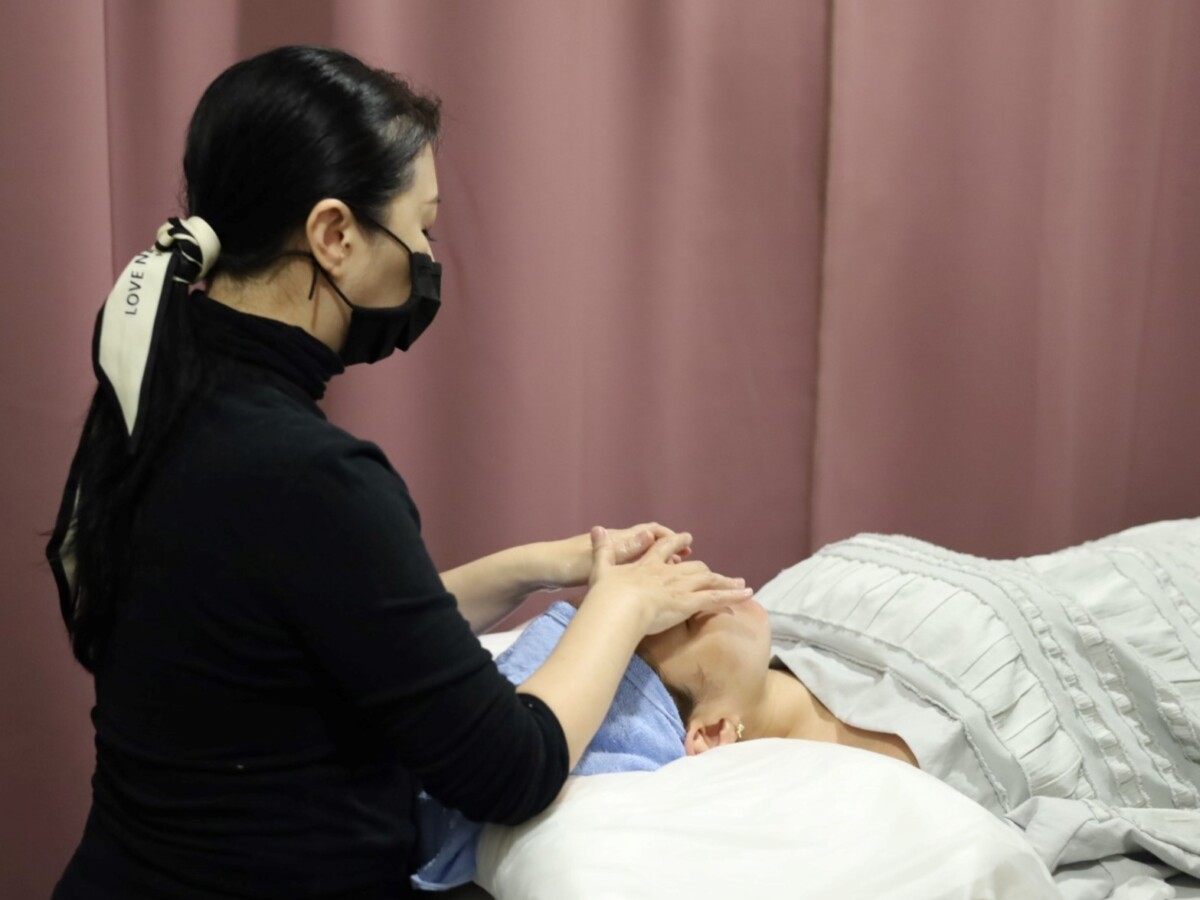 ▲美容師為顧客進行臉部舒壓護理，強調自然、不侵入性的美容方式。(圖/攝影:許舒涵)