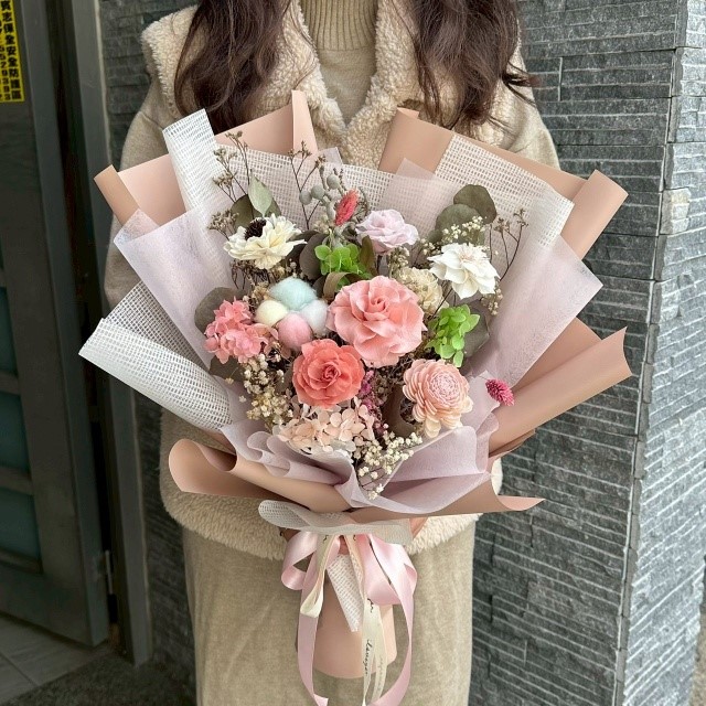 ▲客製化鮮花花束依送禮需求進行花材與包裝配置。（圖／大地花坊提供）