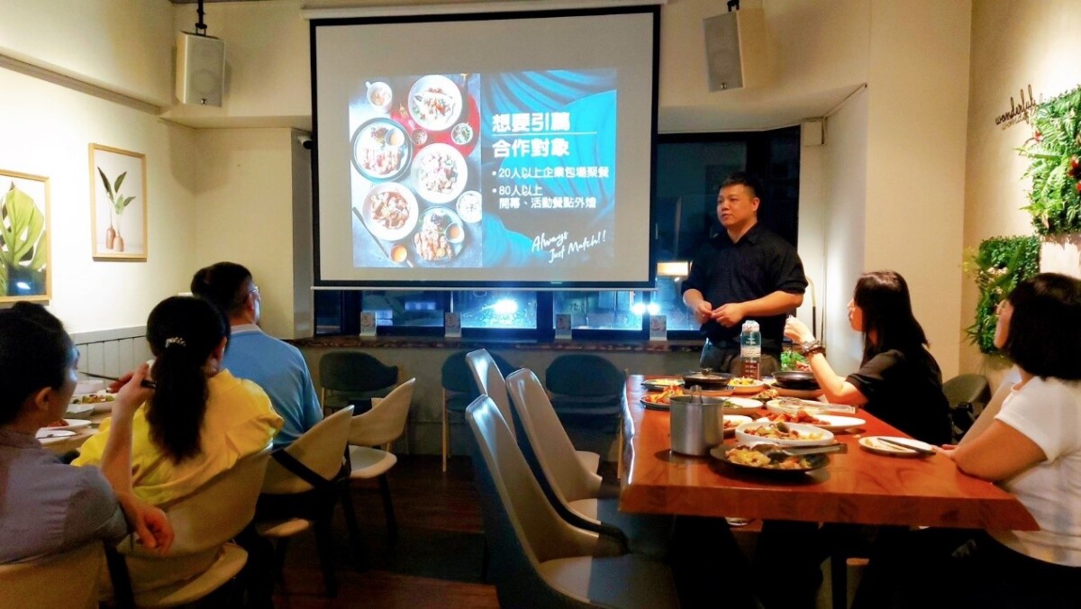 ▲創辦人於企業專訪活動中，說明品牌餐飲規劃與合作模式。(圖/漠憩咖啡提供)