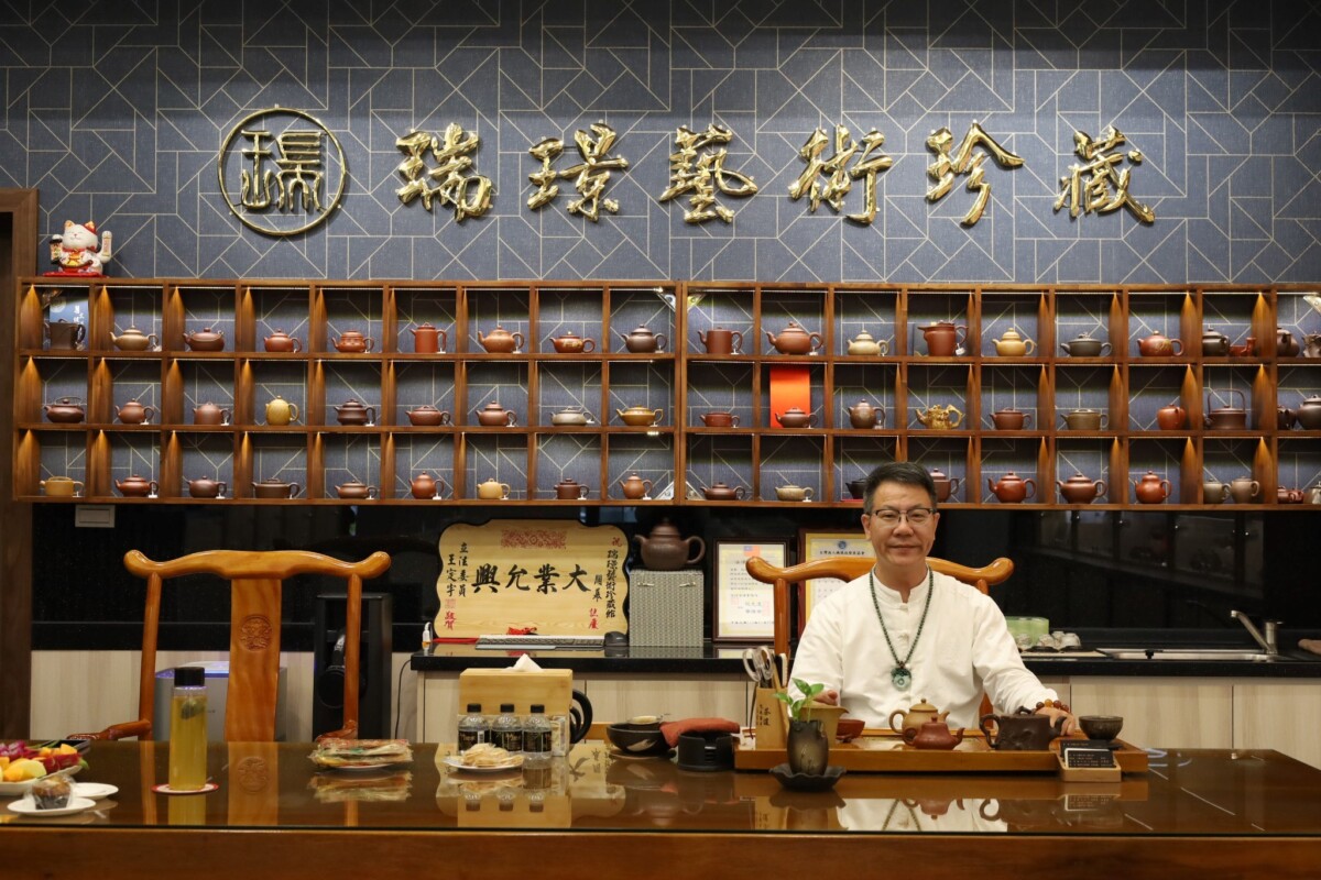 ▲瑞璟藝術收藏家方景亮分享多年收藏經驗，透過實際交流，讓訪客了解藏品背景。(圖/瑞璟藝術提供)