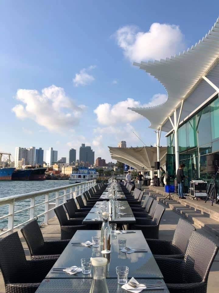 ▲貝隆餐酒館戶外座位區位於港灣海景第一排。（圖／貝隆餐酒館提供）