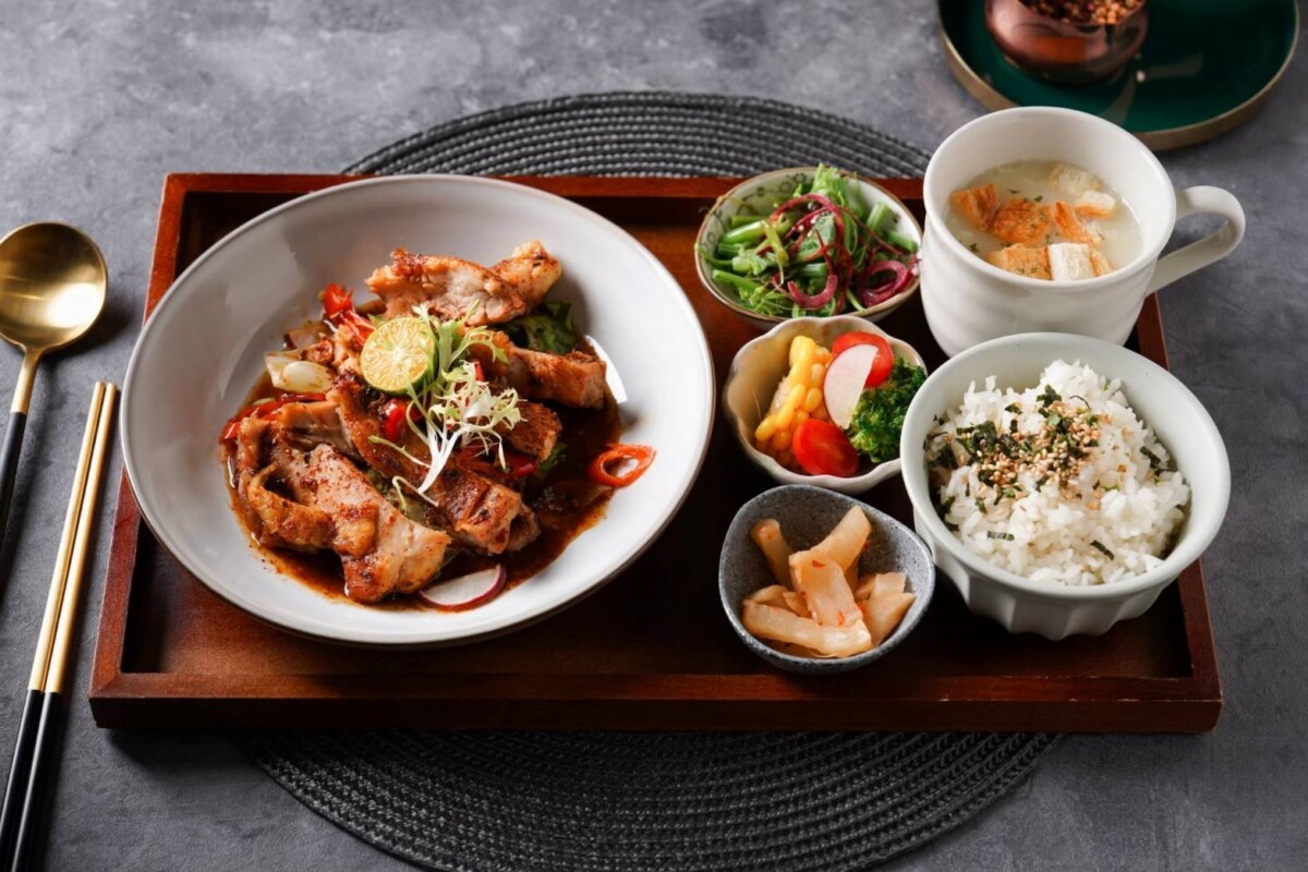 ▲椒麻雞定食為漠憩咖啡主打商品。(圖/漠憩咖啡提供)