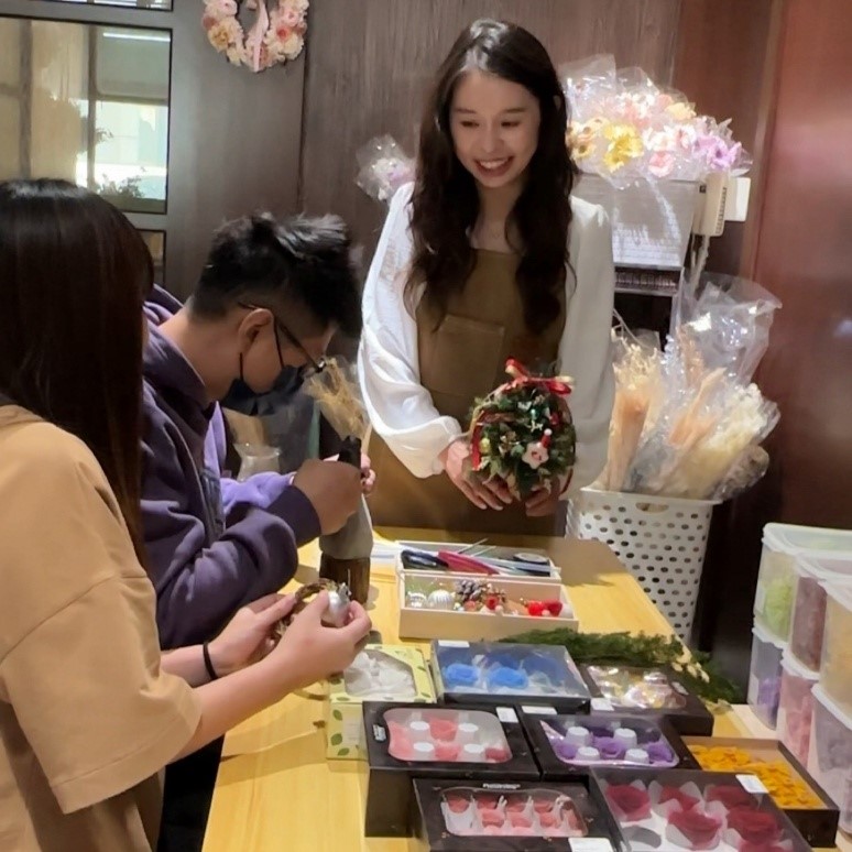 ▲林孜育於花坊內指導花藝體驗，透過實作方式，讓參與者親手完成作品，將花藝帶回日常生活之中。(圖/大地花坊提供)