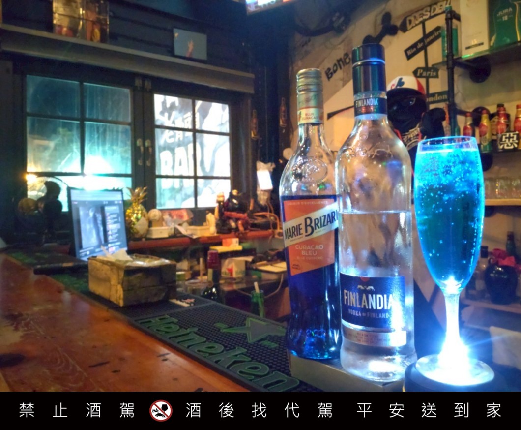 ▲調酒師提供客製化服務，根據客人的口味需求調製專屬飲品。(圖片提供/攝影:許舒涵)