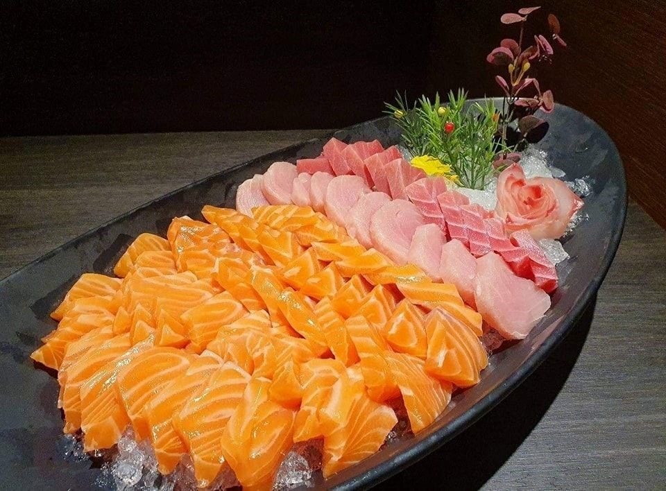 ▲秘町無煙炭火燒肉也供應生魚片品項，是燒肉之外的餐點選擇之一。(圖/秘町無煙炭火燒肉提供)