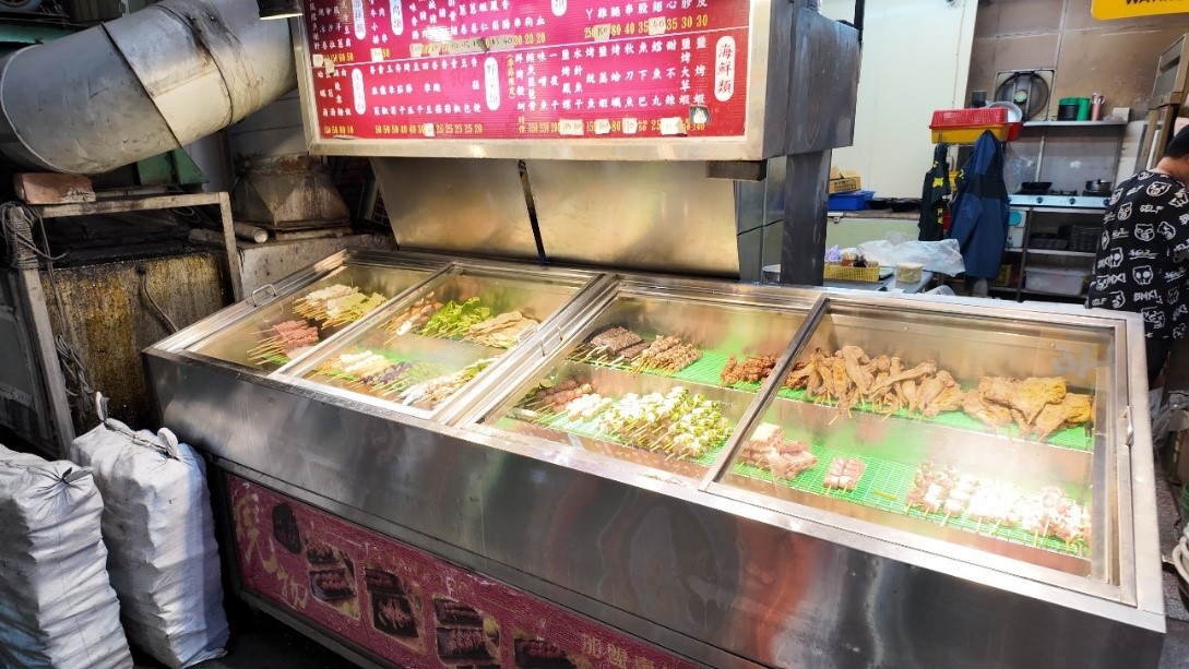 ▲冷藏櫃陳列多款串燒食材，讓顧客可依喜好自由搭配。(圖/獨領瘋燒提供)