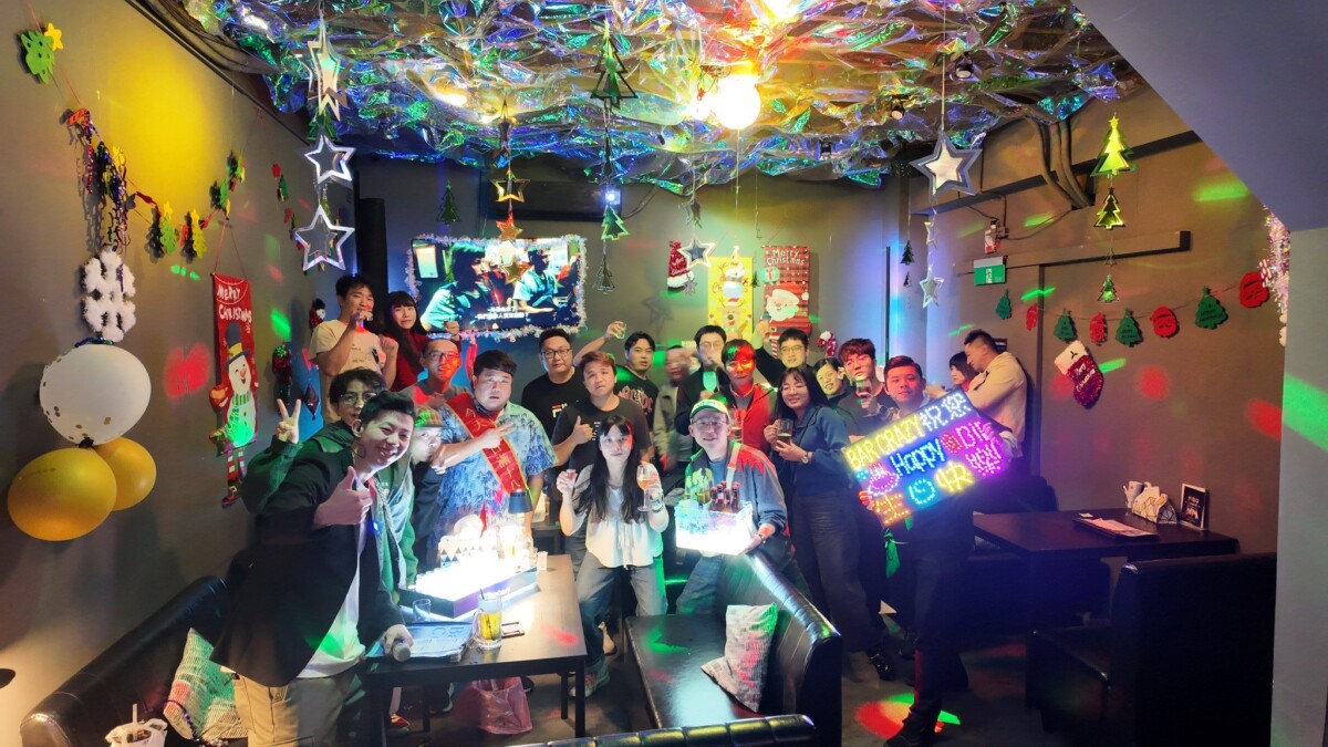 F5c50b88d5e99f9488fa5▲ Bar Crazy聚集多組顧客與壽星，在主持與音樂帶動下一起慶祝。(圖/攝影:許舒涵)