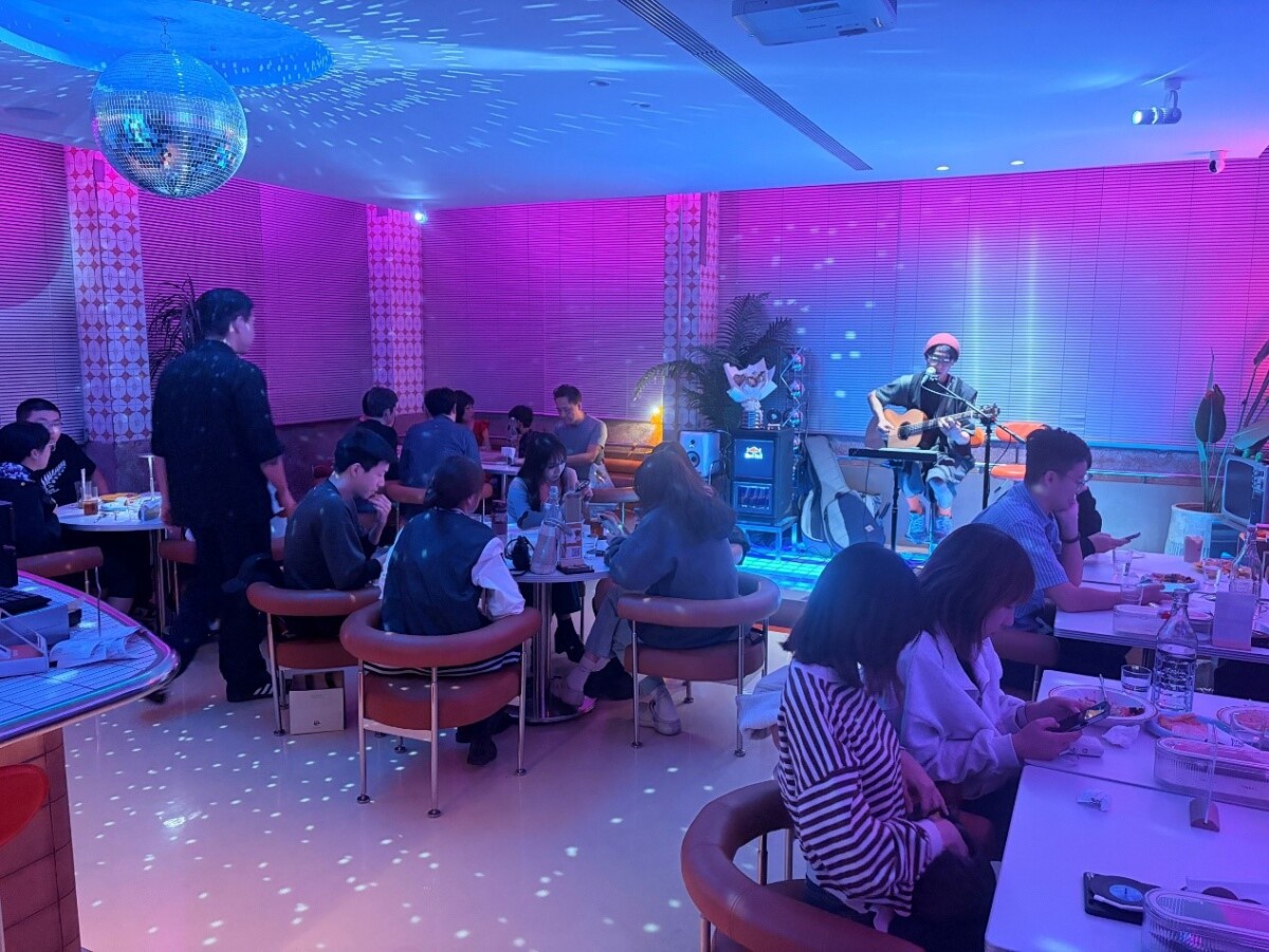 ▲小孩吃素旗艦店，店內不定期安排現場演出。(圖/小孩吃素提供)