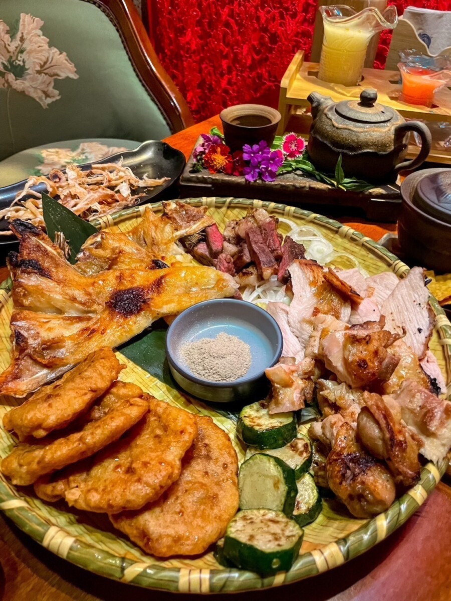 ▲多款燒烤與下酒菜搭配胡椒鹽與香料，成為顧客聚餐時的首選。(圖/攝影：許舒涵)