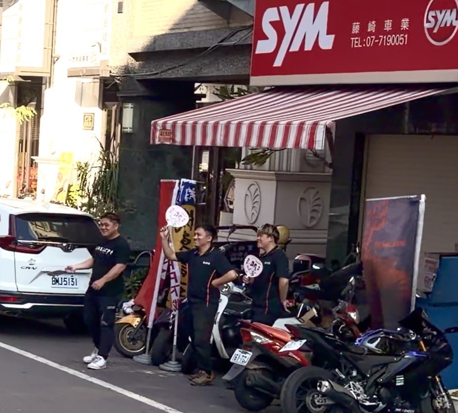 A0206黃捷陪同鄧巧佩車隊掃街3