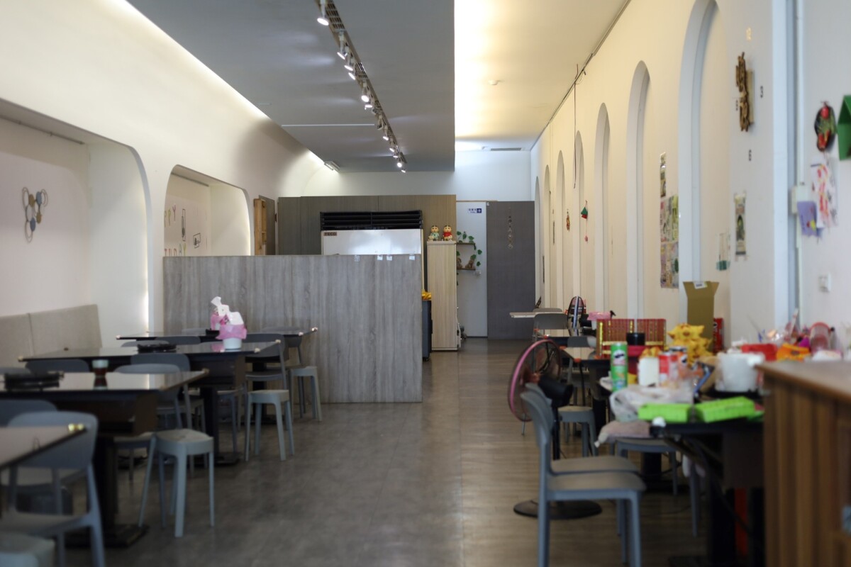 ▲店內用餐空間以寬敞動線與拉開桌距規劃，保留推車與孩童活動的安全空間。(圖/攝影:許舒涵)