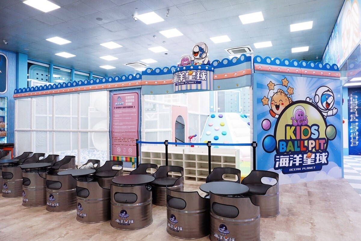 ▲店內規劃免費兒童球池，假日開放並安排定期清潔與消毒。(圖/海洋星球提供)