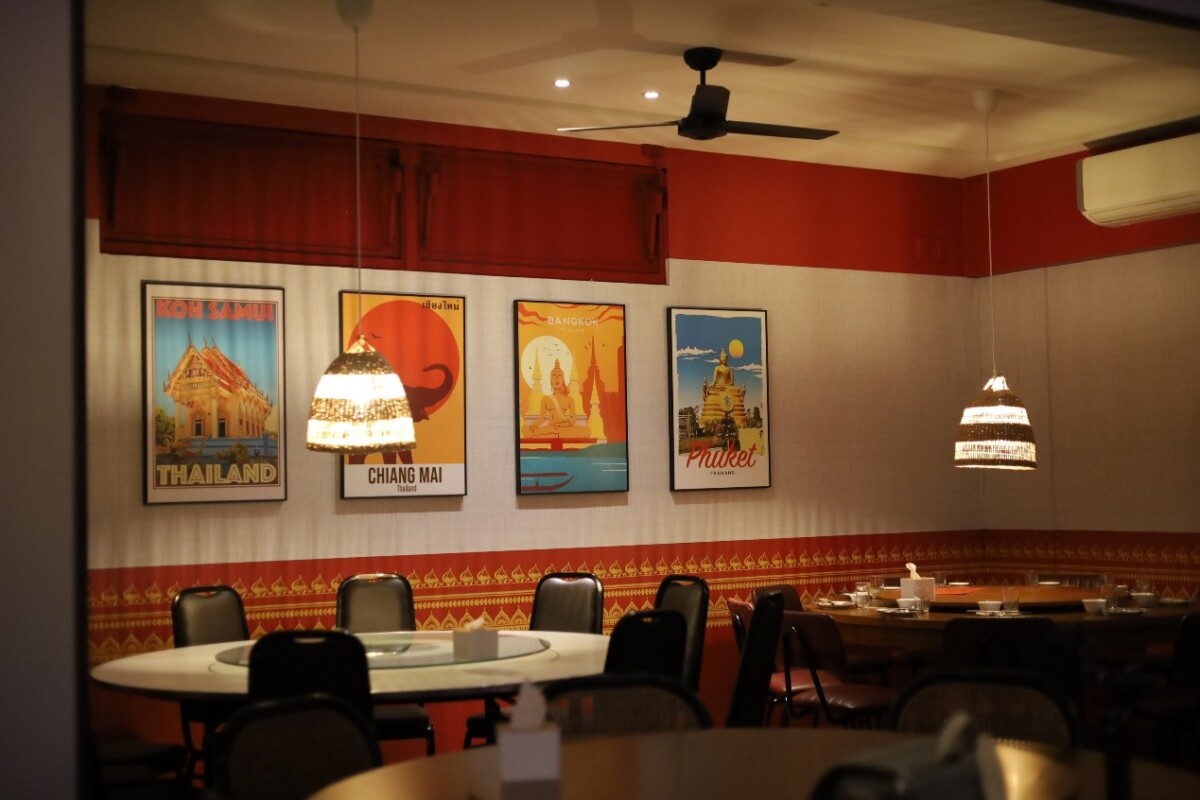 ▲店內用餐空間以泰國元素為主軸，透過壁面裝飾與燈光配置，營造溫馨的聚餐環境。（圖／攝影:許舒涵提供）