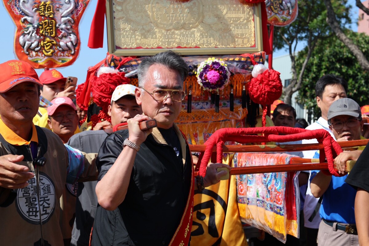 ▲理事長劉邵智親自抬轎，共迎大甲媽回鑾，大家要遵循媽祖慈悲、正義、悲天憫人的精神，一同建立徵信業的好形象。（圖／徵信全國聯合會提供）