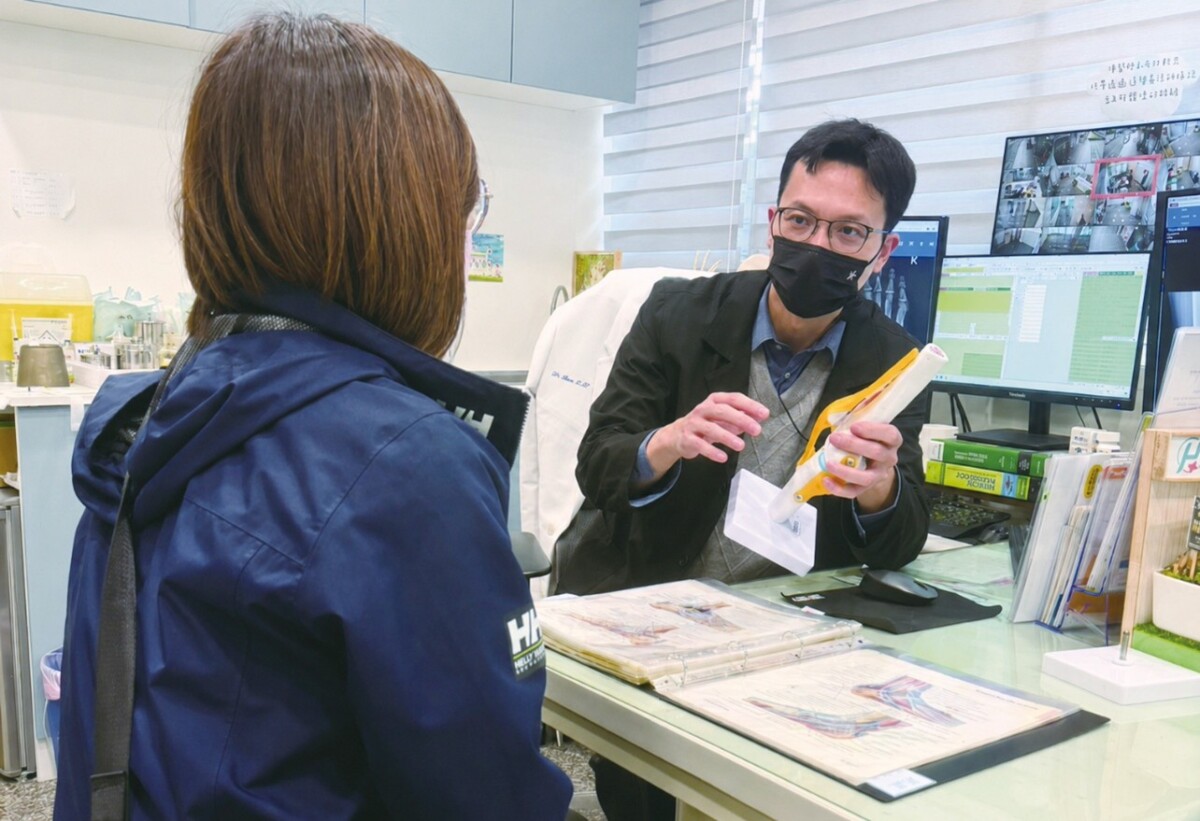 陳建宏醫師提醒，關節疼痛不代表不能運動，透過專業評估與適當調整運動方式，多數民眾仍可持續進行肌力訓練，避免因長期不活動導致肌少症與失能風險增加。（圖／陳建宏醫師提供）