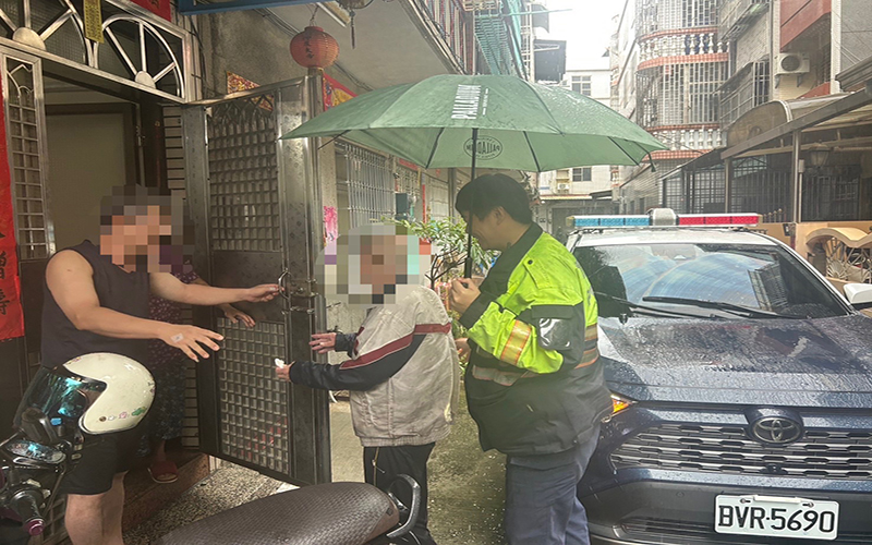 雨勢再強也不怕　暖警及時伸援護送老翁平安返家
