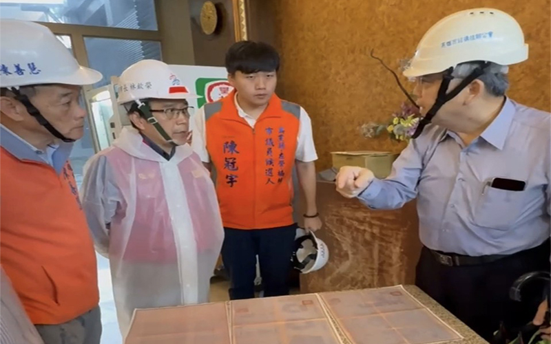 梓安泰街182巷路面塌陷　陳善慧現勘要求穩住現場確保住戶安全
