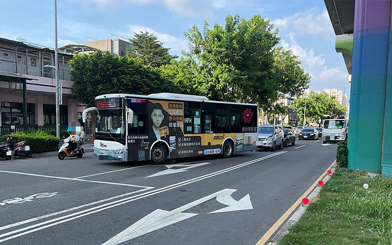 公車追撞兩汽車　現場車損幸無人受傷