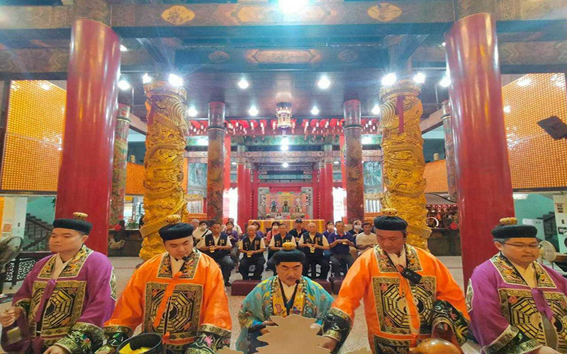 天赦日祈福正當時　東照山關帝廟10月1日轉運法會登場信眾手刀卡位