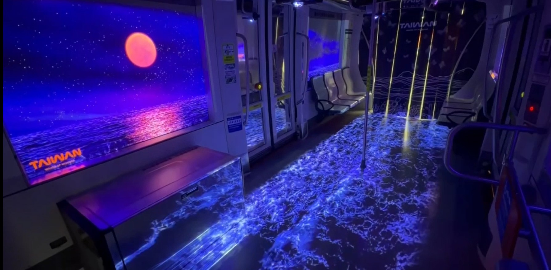 輕軌車廂變身月光海   中秋搭上「喔熊觀光號」沉浸賞景　限定行駛至10/7