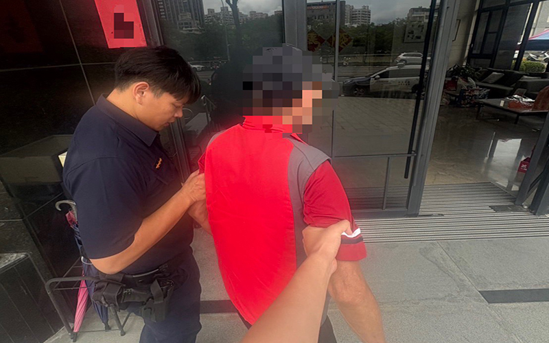 老翁路倒驚險一刻   暖警即時伸援陪伴護送平安到家