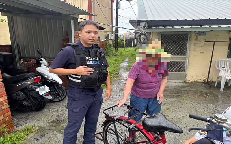暴雨來襲七旬嬤獨困車棚　楠梓警冒雨守護暖心送返家