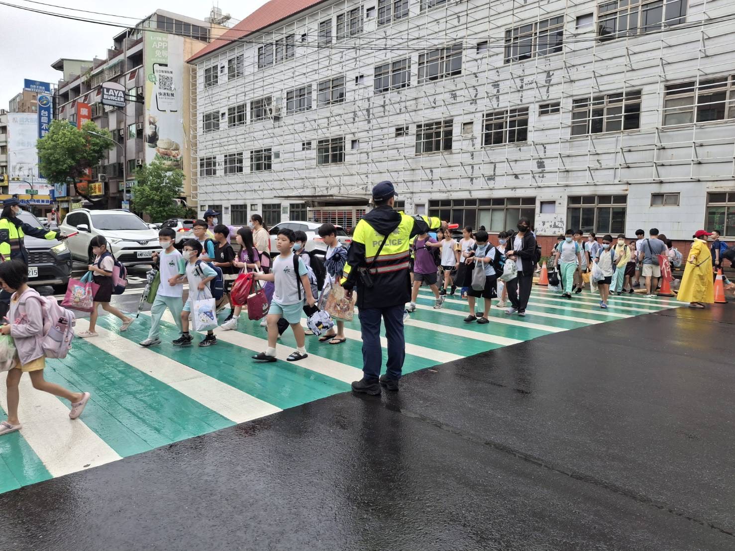 迎接新學期警力全面上線   護童勤務點線面出擊守護學子平安通學
