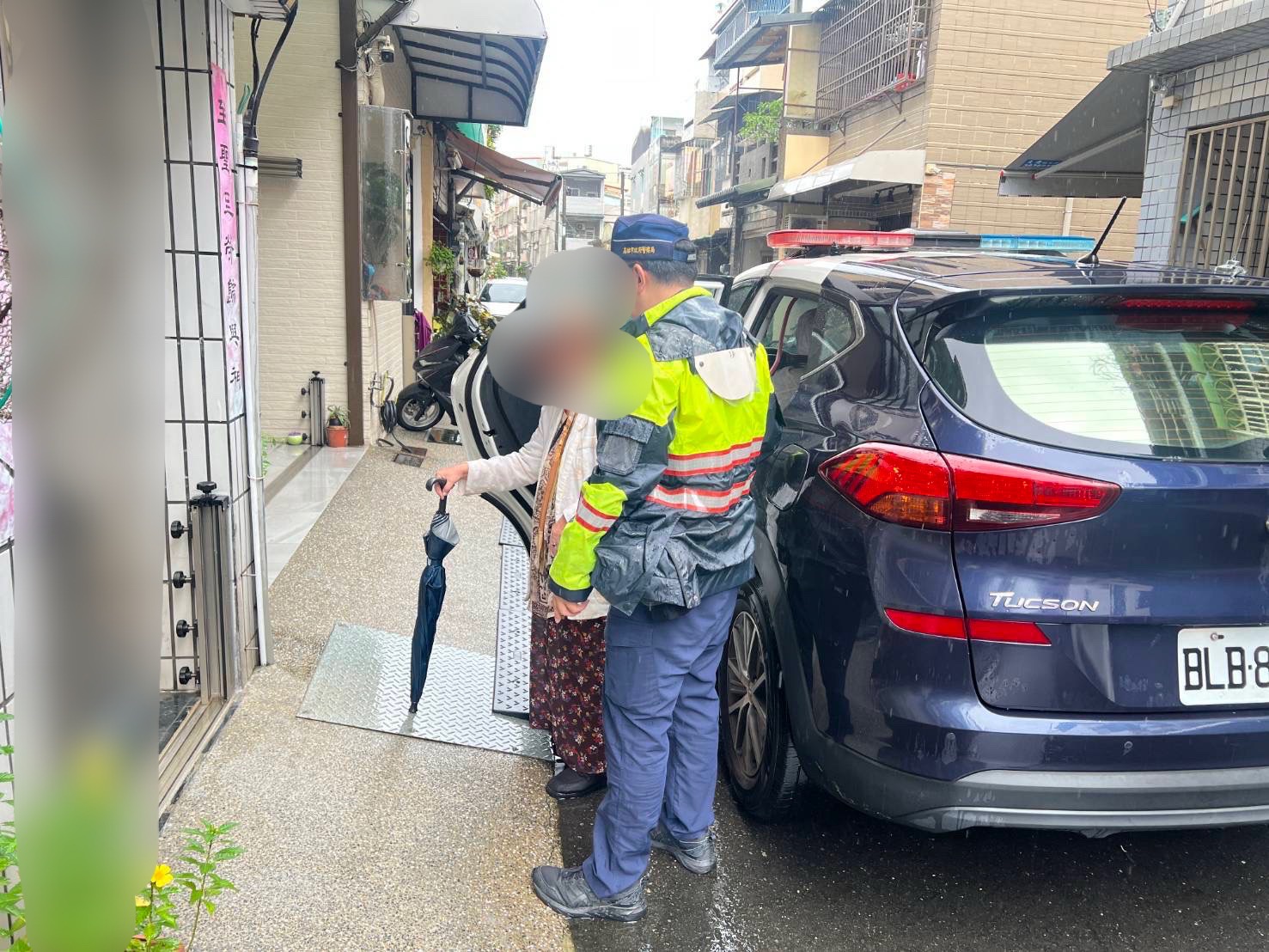 八旬婦迷途街頭徘徊體力不支　楠梓警暖心護送平安回家