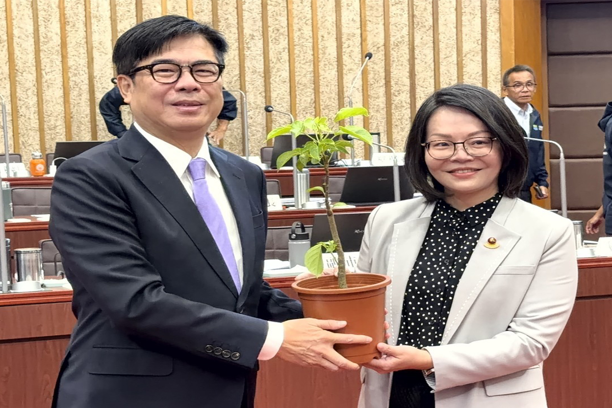 從一棵樹看見城市未來　湯詠瑜贈樹市長倡議高雄扎根以人為本