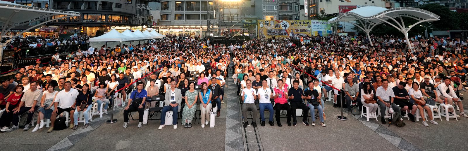 日月潭花火嘉年華浪漫開演   跨界擊樂遇上水幕光影　24吋水中煙火震撼湖畔