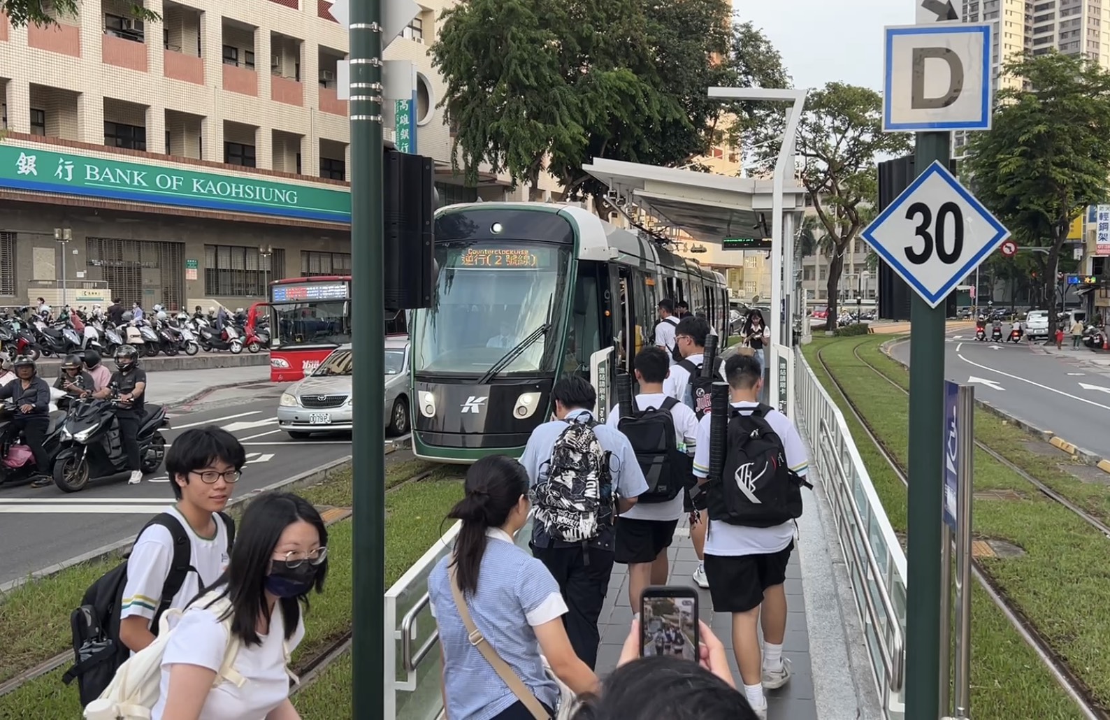 高雄輕軌成校園綠色接駁首選　通學旅次8月突破190萬人次